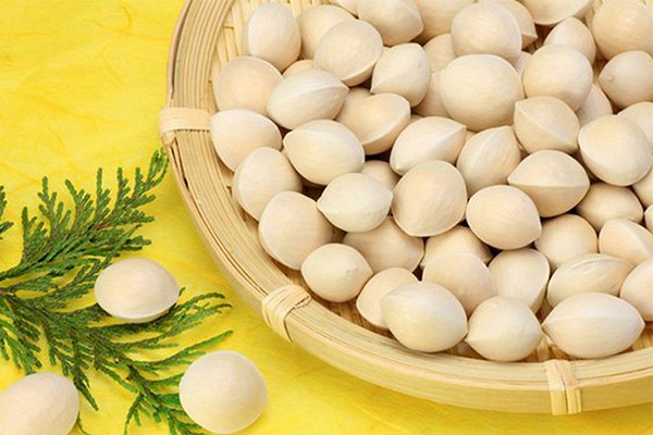 Bạch quả còn có tên gọi là Ngân hạnh, Công tôn thụ,... là một loại dược liệu thường được sử dụng trong Đông y.