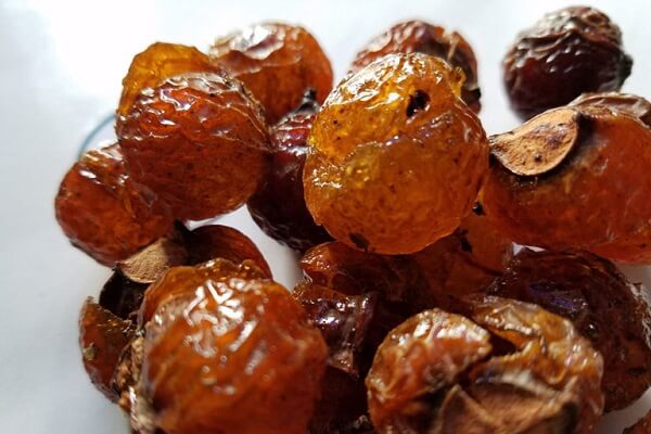 Lưu ý không nên nuốt trực tiếp và không để dịch từ bồ hòn rơi vào mắt.