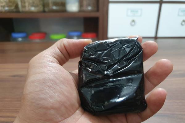 Lưu ý nên tham khảo ý kiến của người có chuyên môn trước khi sử dụng cao gắm trị bệnh.