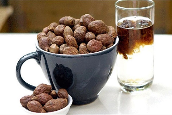 Lưu ý không nên sử dụng trực tiếp hạt đười ươi khô mà cần phải ngâm qua nước mới sử dụng.