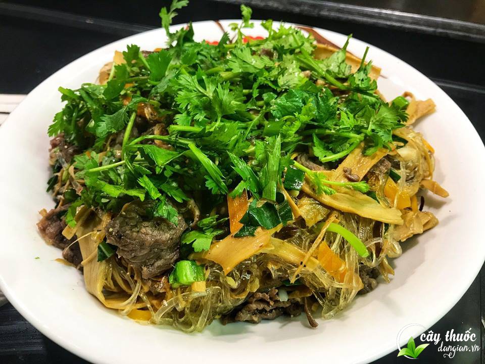 Món măng khô xào thịt