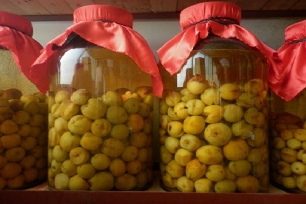 Rượu táo mèo là loại rượu được ngâm từ rượu trắng với táo mèo