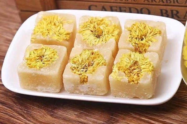 Trà hoa cúc kết hợp với đường phèn mang đến nhiều tác dụng tốt cho sức khỏe