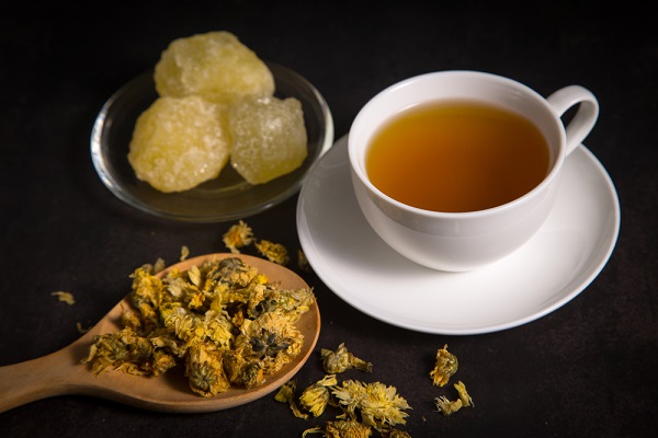 Cách pha trà hoa cúc đường phèn đơn giản