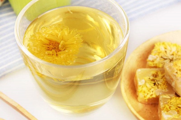 Lưu ý không uống trà hoa cúc thay nước lọc hàng ngày