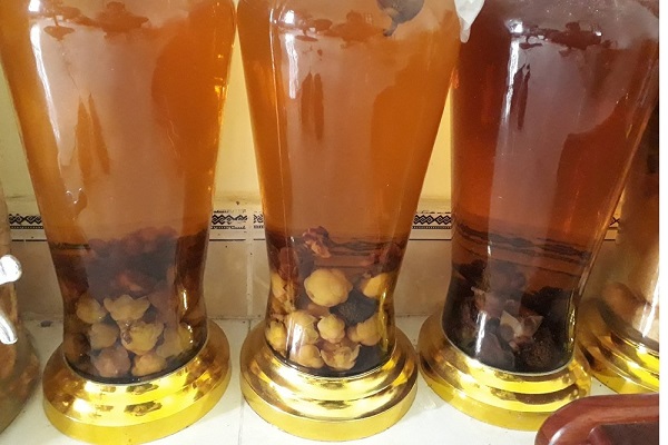 Trà hoa vàng có thể sử dụng để ngâm rượu thuốc.